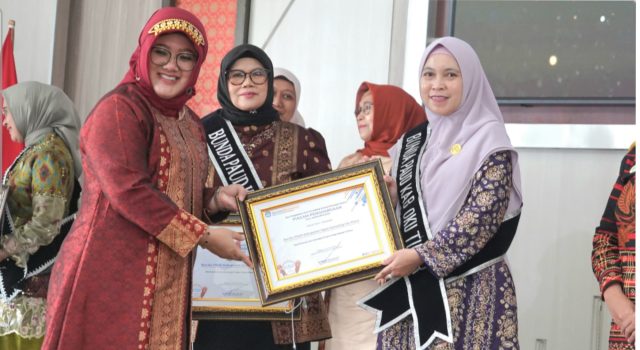 Bunda PAUD OKU Timur Terima Penghargaan dari Kemendikdasmen RI