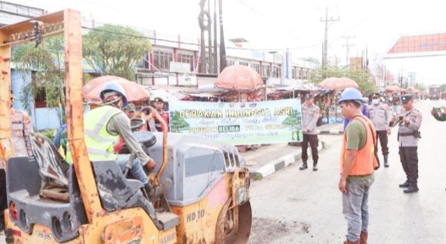 Polres Banyuasin Pimpin Langsung Perbaikan Jalan Lintas Timur, Dukung Gerakan Asri Indonesia