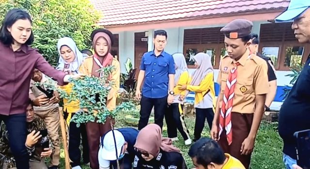 Aksi Gerakan Sekolah Asri, Widia Ningsih Tekankan Pentingnya Suasana Sekolah Yang Bersih dan Nyaman