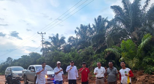 Lumpur Disingkirkan, Jalan Mekar Jaya Kabupaten Muba Siap Dikeraskan