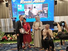 Pesan Motivasi Letjen Richard Tampubolon untuk Alumni dan Siswa Xaverius 2 Palembang Letjend Richard Tampubolon memberikan hadiah door prize berupa motor kepada guru