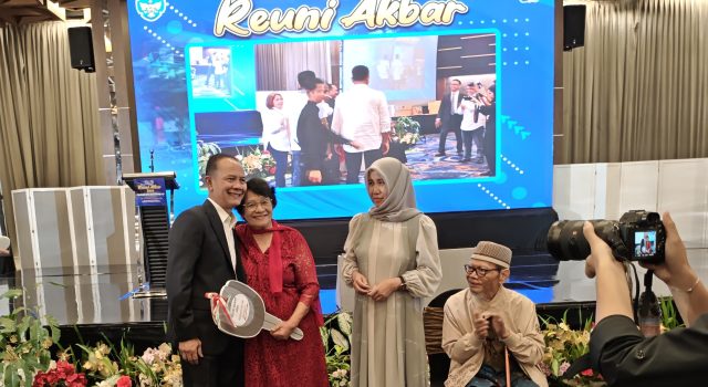 Pesan Motivasi Letjen Richard Tampubolon untuk Alumni dan Siswa Xaverius 2 Palembang Letjend Richard Tampubolon memberikan hadiah door prize berupa motor kepada guru