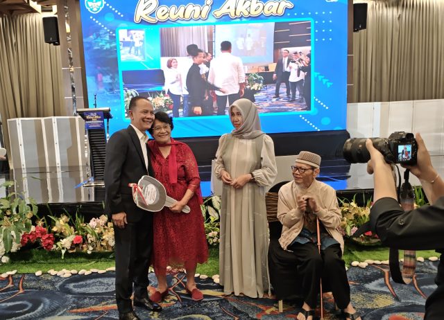 Letjend Richard Tampubolon memberikan hadiah door prize berupa motor kepada guru