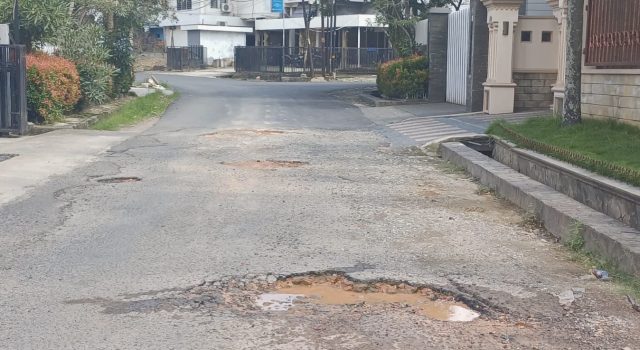 Warga Jalan Beliton Palembang Keluhkan Pengaspalan Jalan Tanggung, Menyisakan Jalan Berlubang Sepanjang 50 Meter
