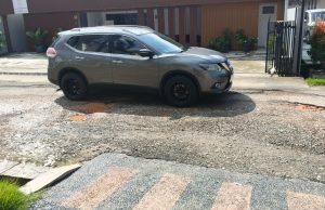Warga Jalan Sumatera I Desak Dinas PUPR Segera Perbaiki Jalan Rusak, Ketua RT 03 Sebut Dijanjikan Penyelesaian Lepas Idul Fitri, Pihak PUPR Bungkam