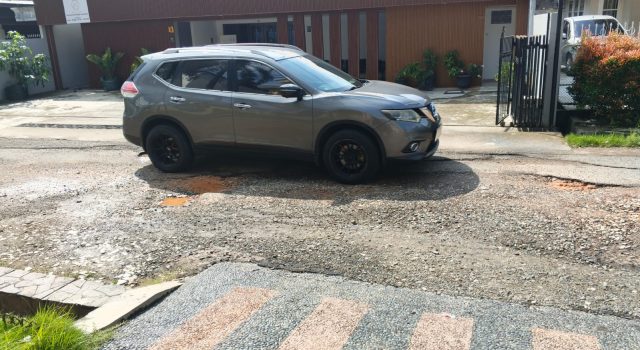 Warga Jalan Sumatera I Desak Dinas PUPR Segera Perbaiki Jalan Rusak, Ketua RT 03 Sebut Dijanjikan Penyelesaian Lepas Idul Fitri, Pihak PUPR Bungkam