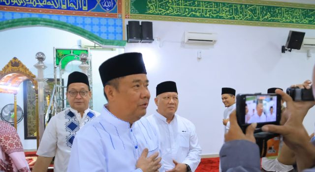 Wagub Sumsel Cik Ujang Safari Jumat di Masjid Al-Ikhlas, Salurkan Bantuan dan Siapkan Hewan Kurban