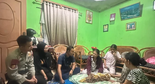 Kisah Haru, Anggota Polisi Bantu Lunasi Administrasi Rumah Sakit Bayi