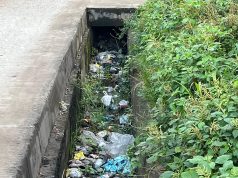 Drainase di Jl. Brigjen Hasan Kasim Palembang Tersumbat Sampah