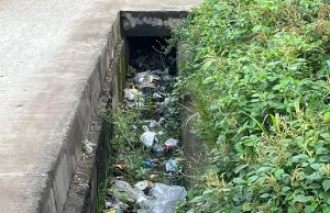 Drainase di Jl. Brigjen Hasan Kasim Palembang Tersumbat Sampah