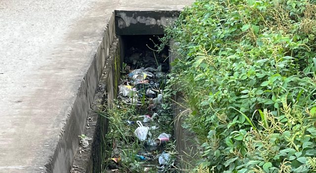 Drainase di Jl. Brigjen Hasan Kasim Palembang Tersumbat Sampah