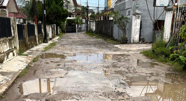 Lorong Kehakiman Kemuning Palembang Berubah Jadi ‘Wahana’ Lumpur dan Lubang Maut