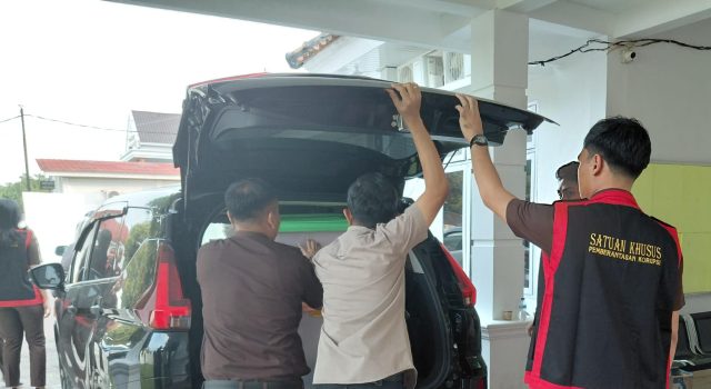KPU OKU Timur Digeledah, 9 Box Berkas Dibawa Tim Satuan Khusus Pemberantasan Korupsi Kejari OKU Timur