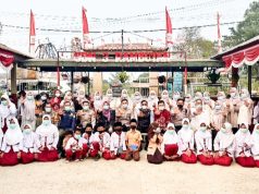 Kapolres Banyuasin Bagikan 200 Masker ke Pelajar SDN 03 Rambutan
