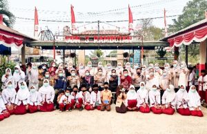 Kapolres Banyuasin Bagikan 200 Masker ke Pelajar SDN 03 Rambutan