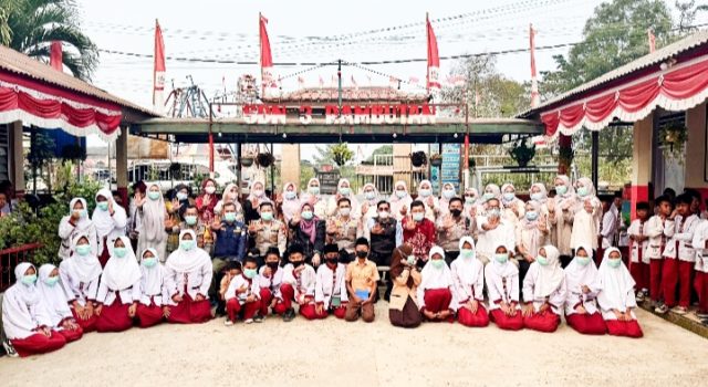Kapolres Banyuasin Bagikan 200 Masker ke Pelajar SDN 03 Rambutan