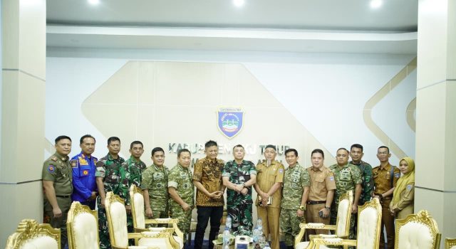 Cegah Karhubuntla, Bupati Enos audensi bersama Tim Penyuluh Karhutla Mabes TNI