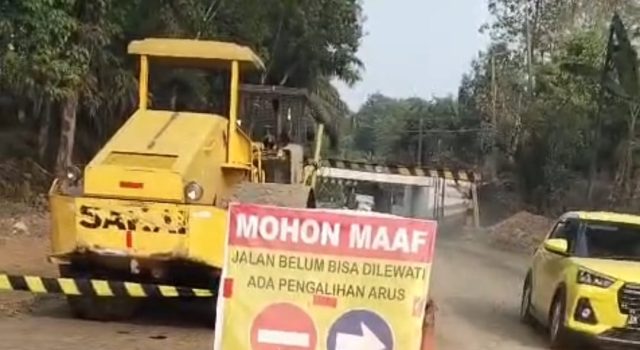 Diduga Ada Dermawan Perbaiki Jalan Nasional di Lubuk Batang OKU yang Rusak Bertahun tahun