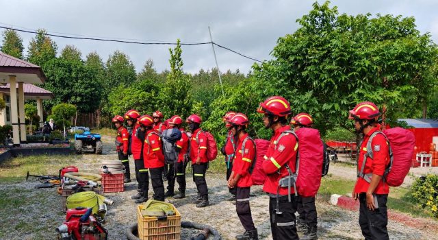 Berhari-hari Berjibaku Jinakkan Api di Muara Medak, Tim Gabungan Perkuat Pemadaman