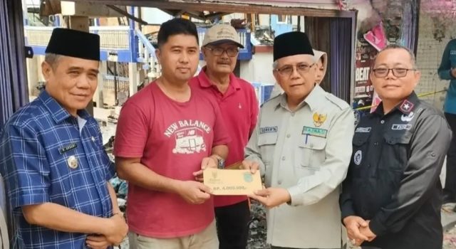 Wabup Ogan Ilir Salurkan Bantuan Korban Kebakaran di Pemulutan