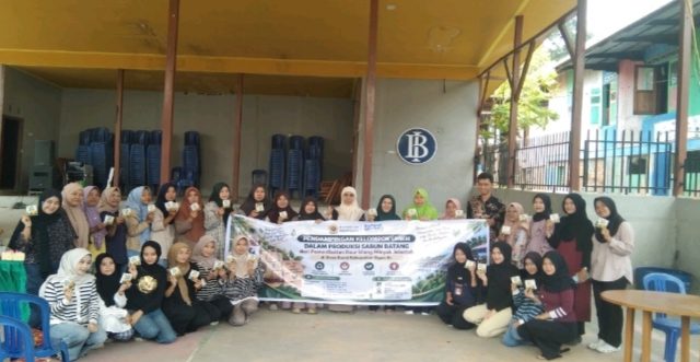 Dosen UNSRI Sulap Limbah Minyak Jelantah Jadi Sabun Ramah Lingkungan dan Bernilai Ekonomi di Desa Burai