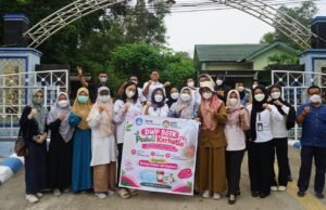 Meski Hujan Mulai Turun, Pengaruh Kabut Asap Belum Sirna: DWP BGTK Peduli Karhutla Berbagi Masker, Susu, Vitacimin Bagi Warga Sekitar