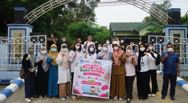 Meski Hujan Mulai Turun, Pengaruh Kabut Asap Belum Sirna: DWP BGTK Peduli Karhutla Berbagi Masker, Susu, Vitacimin Bagi Warga Sekitar