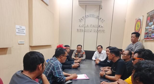 Aksi Solidaritas, FSJ OKUT Datangi Polres Minta Usut Tuntas Kasus Pengeroyokan Wartawan di Depan Kantor Polda Sumsel
